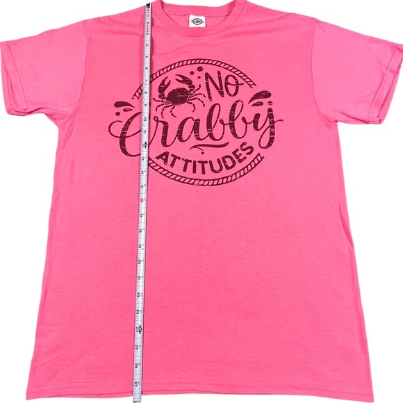 Delta Pro Weight medium hot pink shirt w/funny quote “No Crabby Attitudes” NWOT - Picture 5 of 6